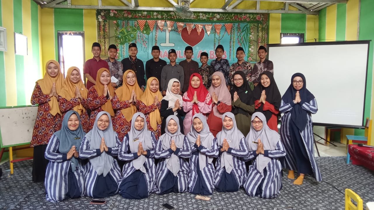Read more about the article Peringati Hari Guru, YPI Ulul Albab Berikan Apresiasi Guru Inspiratif Pada Kegiatan Pelatihan Rumusan Darah Wanita